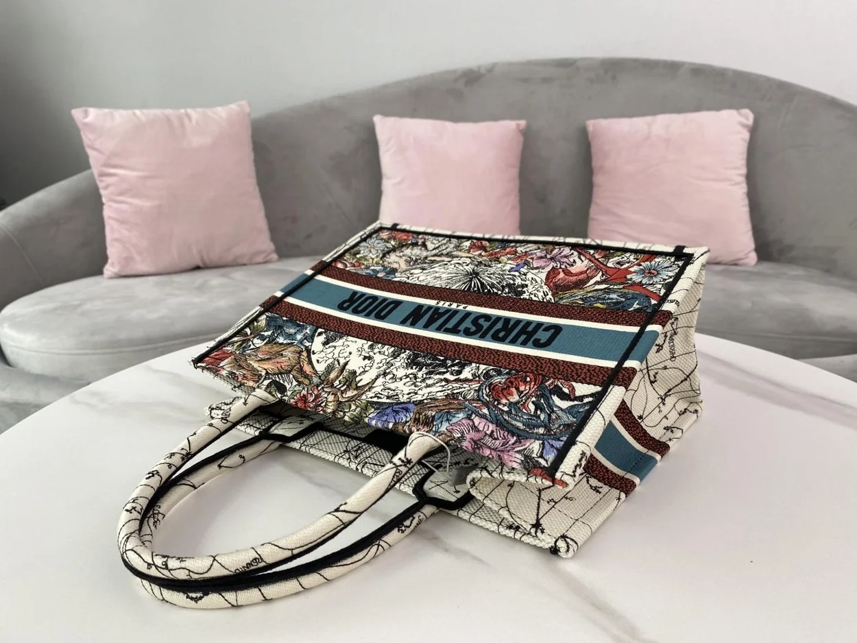 디올 멀티컬러 별자리 자수 북 토트 미디움 백