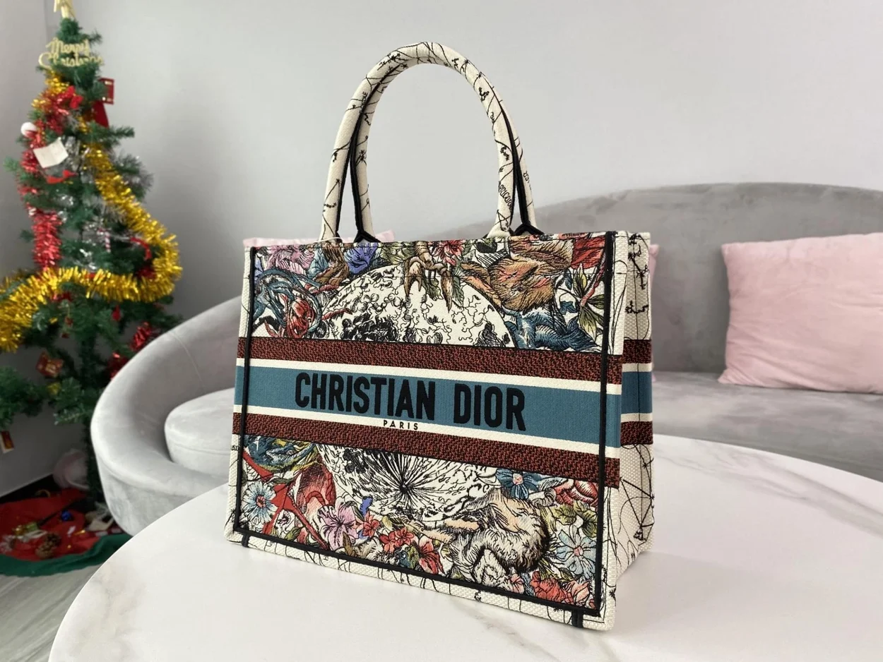 디올 멀티컬러 별자리 자수 북 토트 미디움 백