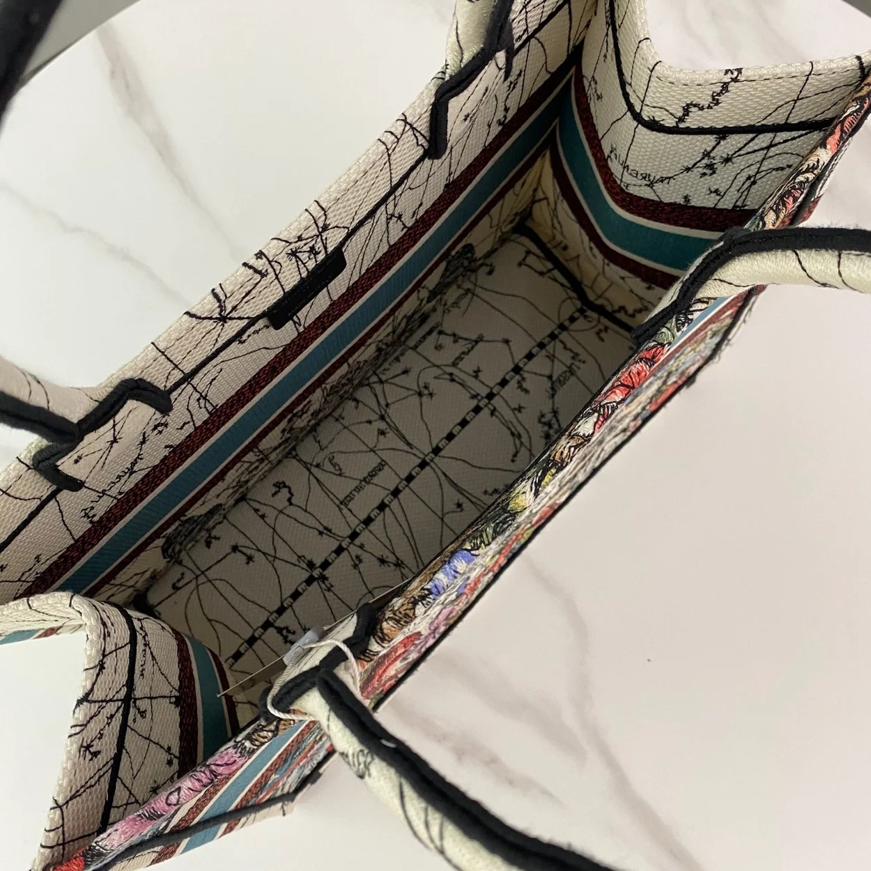 디올 멀티컬러 별자리 자수 북 토트 미디움 백