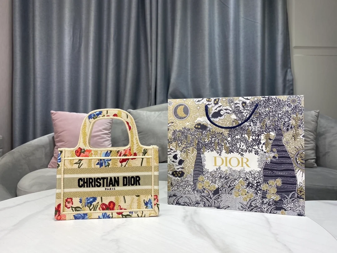 디올 히비스커스 자수 캔버스 미니 북 토트백