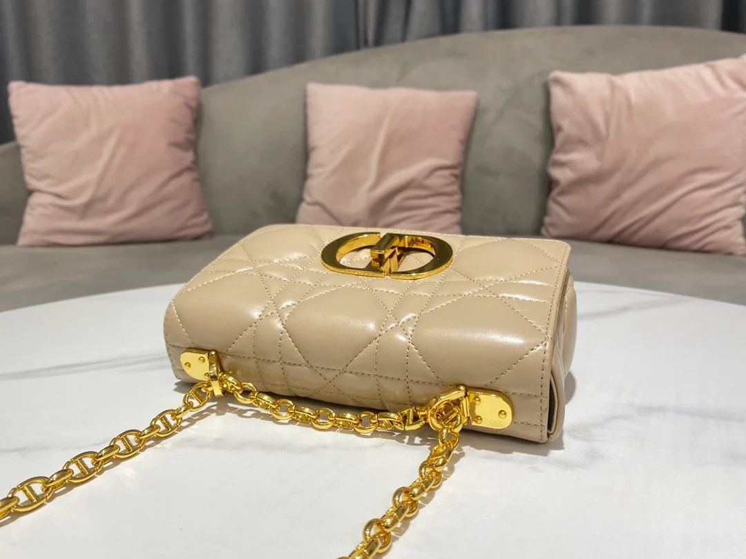 디올 스몰 카로 백 카프스킨 샌드