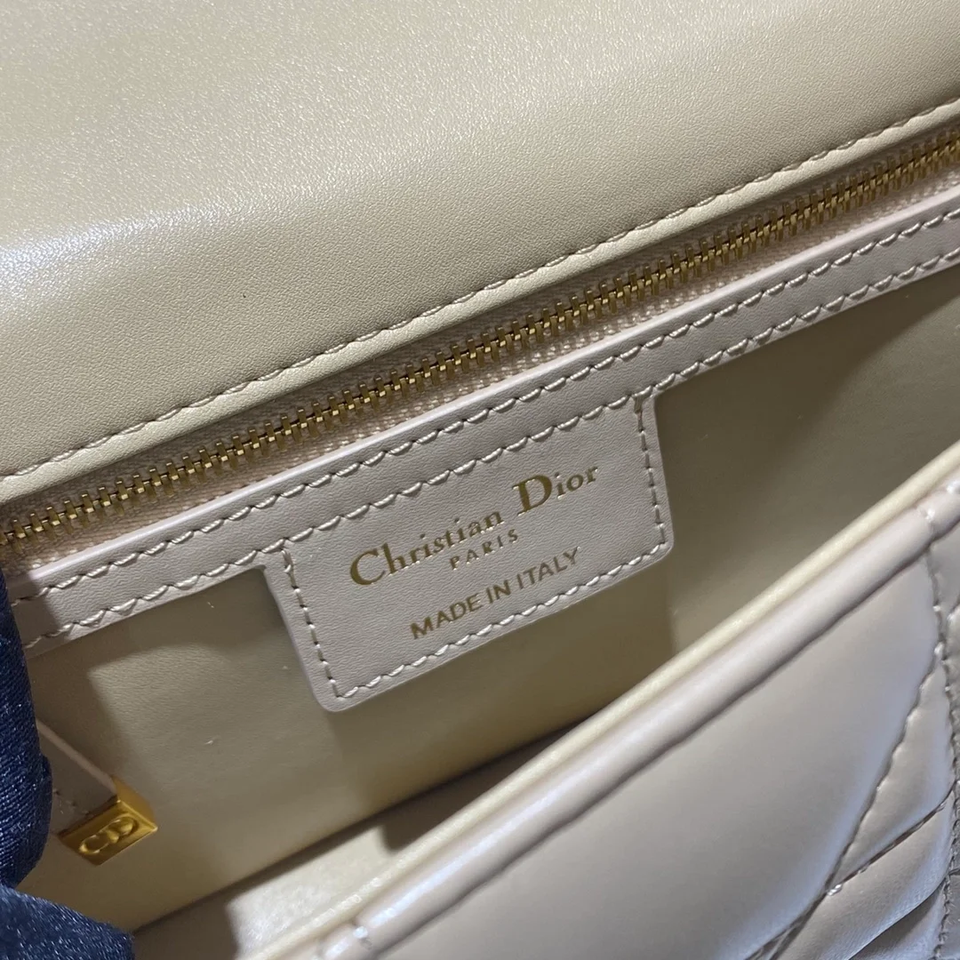 디올 스몰 카로 백 카프스킨 샌드