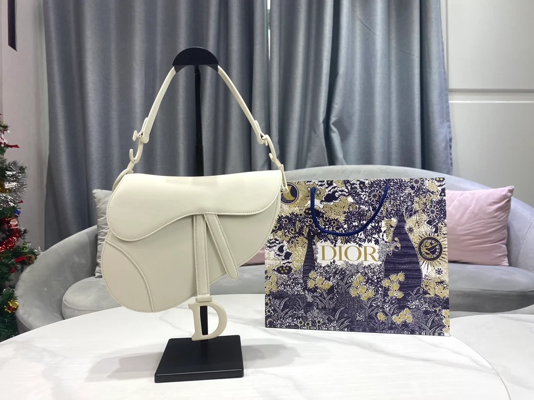 디올 매트 버클 새들 백 화이트