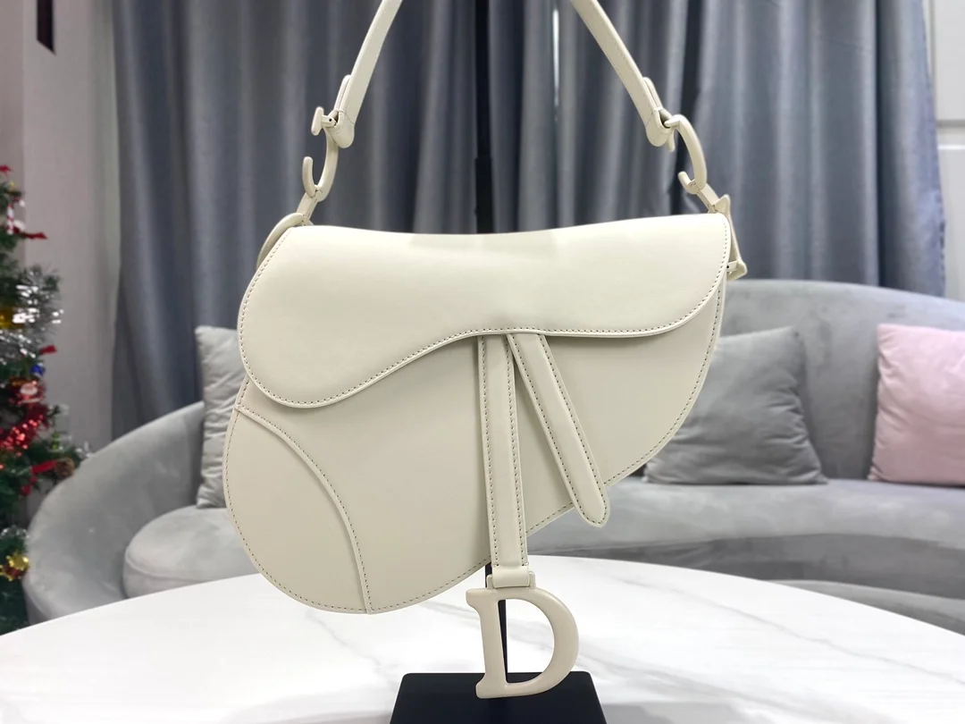 디올 매트 버클 새들 백 화이트