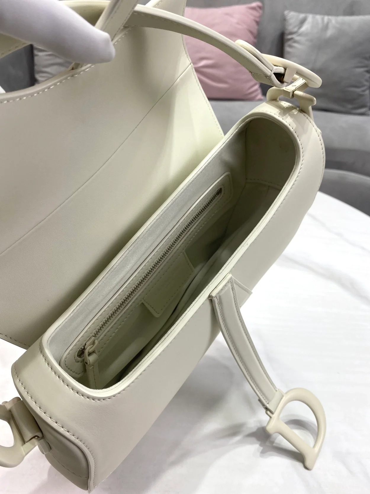 디올 매트 버클 새들 백 화이트