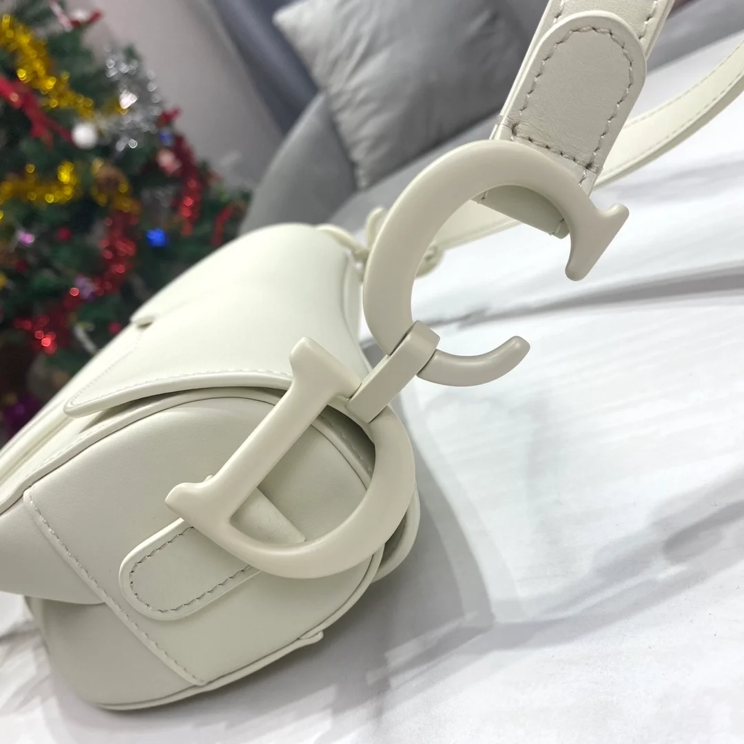 디올 매트 버클 새들 백 화이트