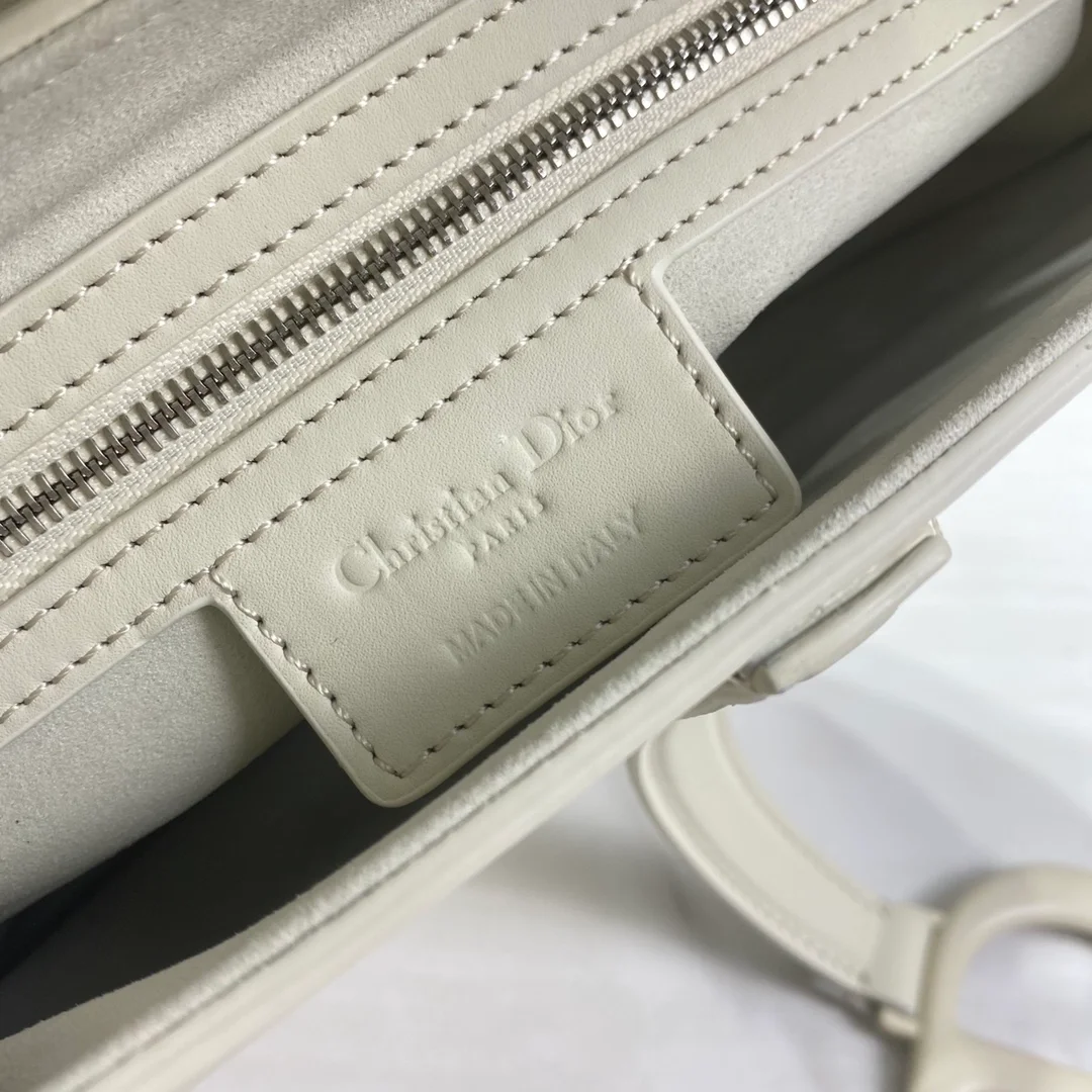 디올 매트 버클 새들 백 화이트