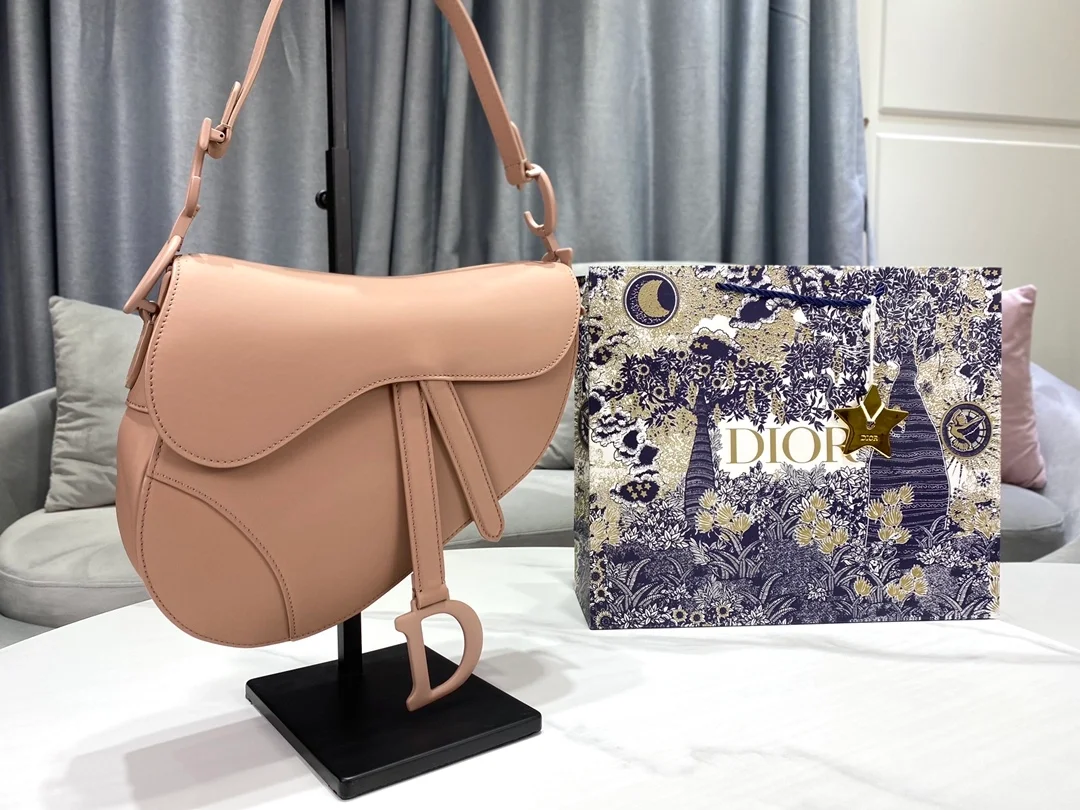 디올 매트 버클 새들 백 핑크