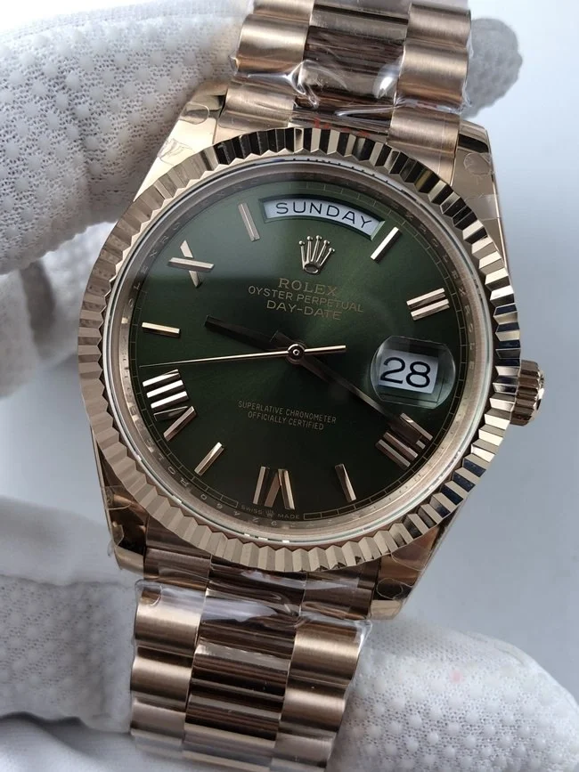 롤렉스 데이데이트 40mm 로즈골드 그린 로만 인덱스