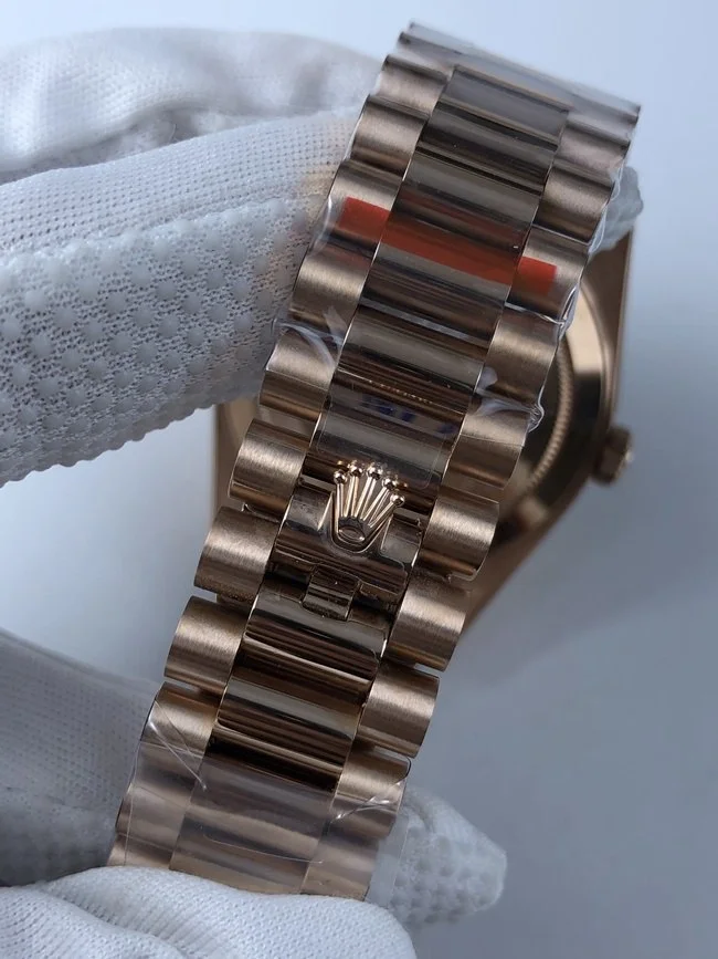 롤렉스 데이데이트 40mm 로즈골드 그린 로만 인덱스