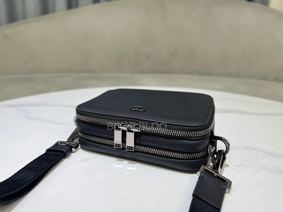 디올 시그니처 스트랩 파우치 블랙