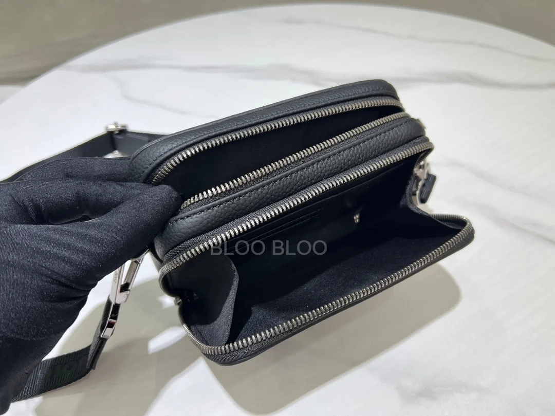 디올 시그니처 스트랩 파우치 블랙