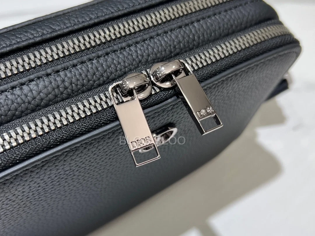 디올 시그니처 스트랩 파우치 블랙