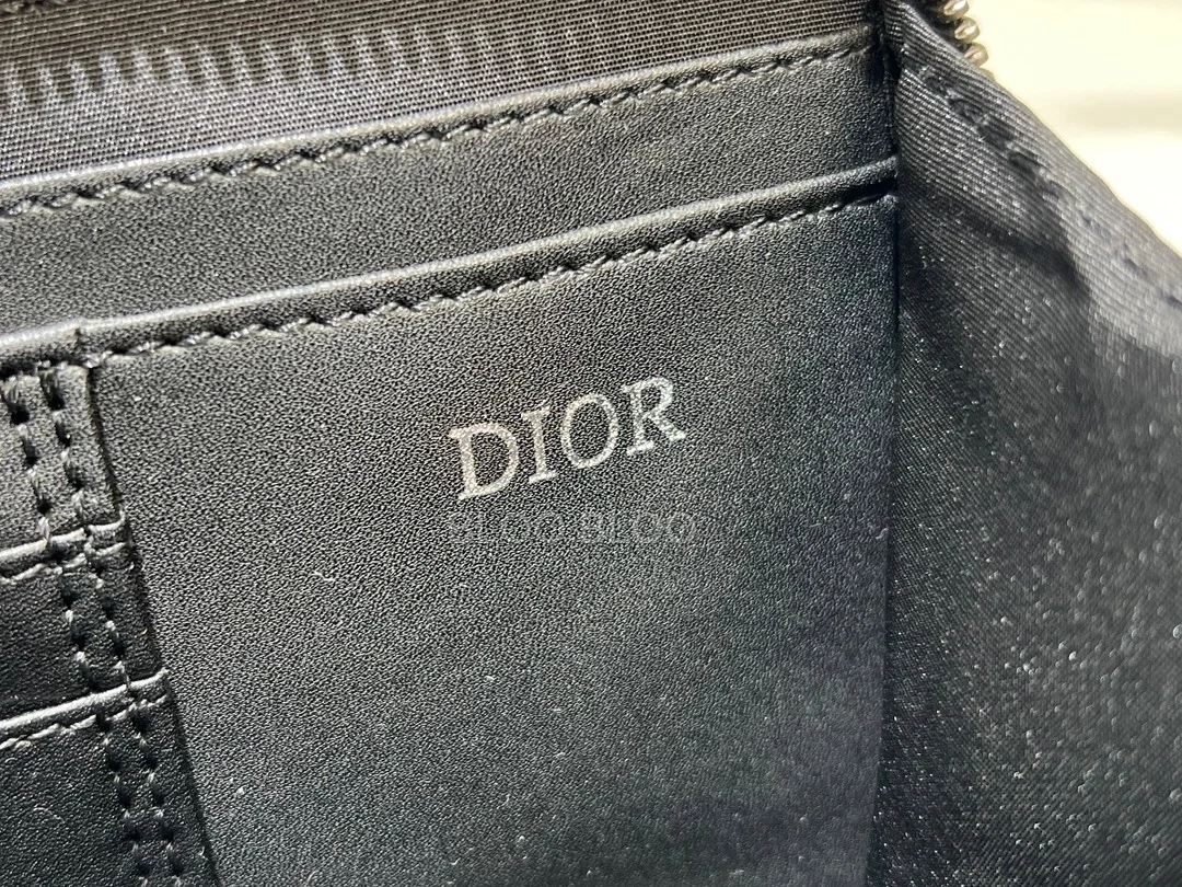 디올 시그니처 스트랩 파우치 블랙