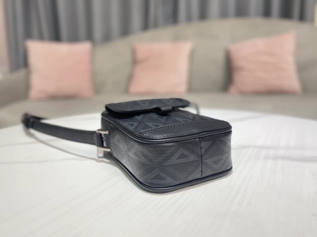 디올 힛 더 로드 버티컬 파우치 블랙