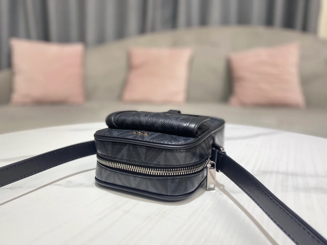 디올 힛 더 로드 버티컬 파우치 블랙