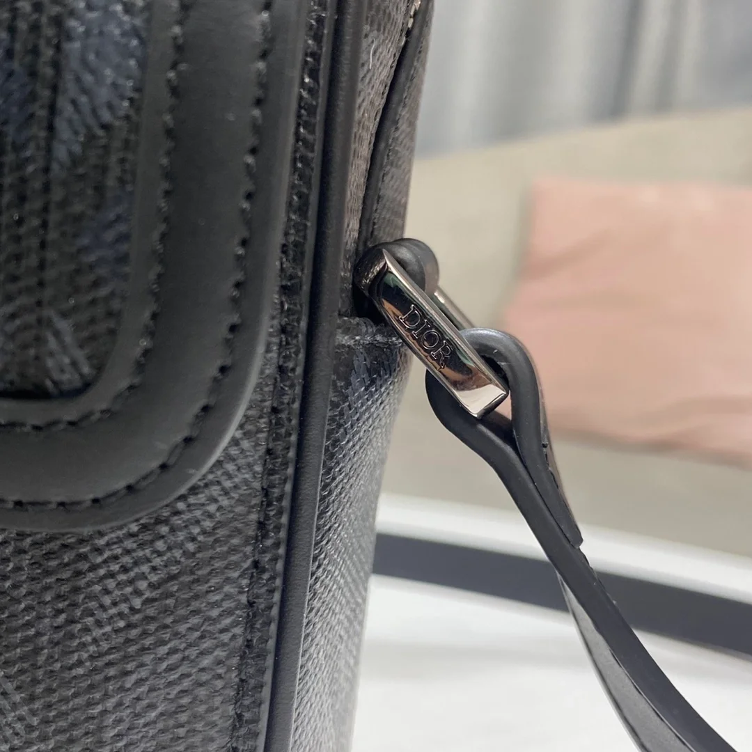 디올 힛 더 로드 버티컬 파우치 블랙