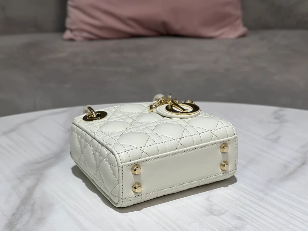 디올 레이디 마이크로 핸드백 화이트