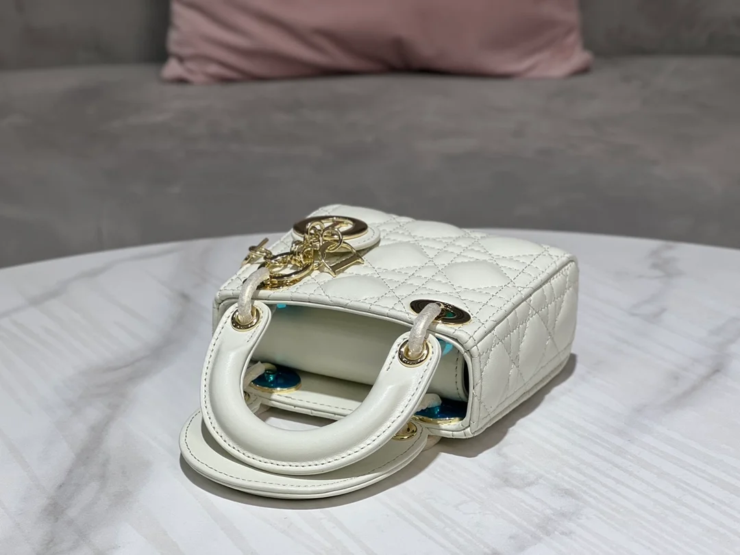 디올 레이디 마이크로 핸드백 화이트