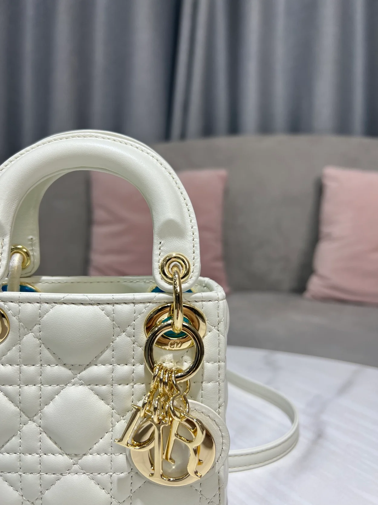 디올 레이디 마이크로 핸드백 화이트