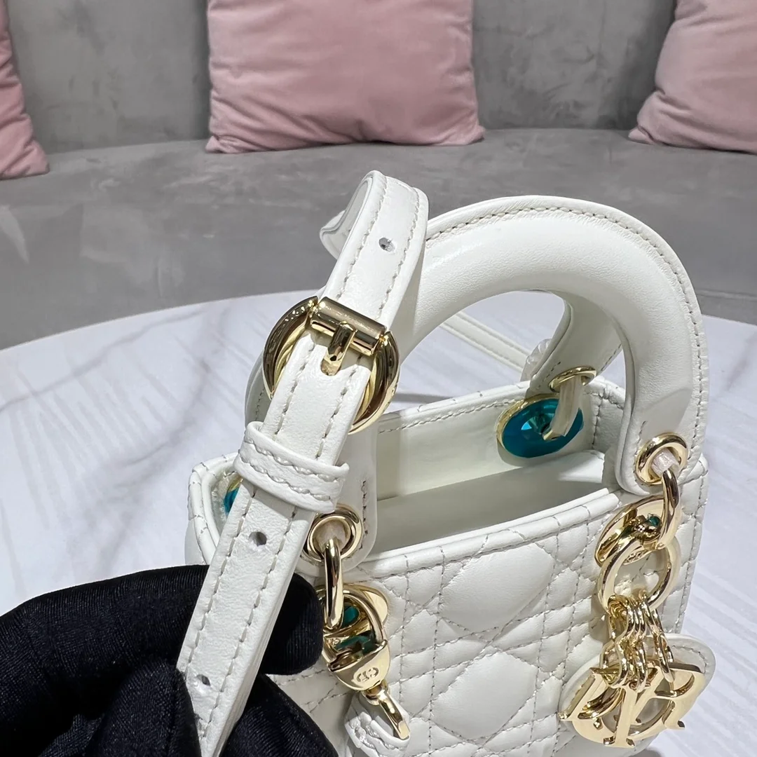 디올 레이디 마이크로 핸드백 화이트