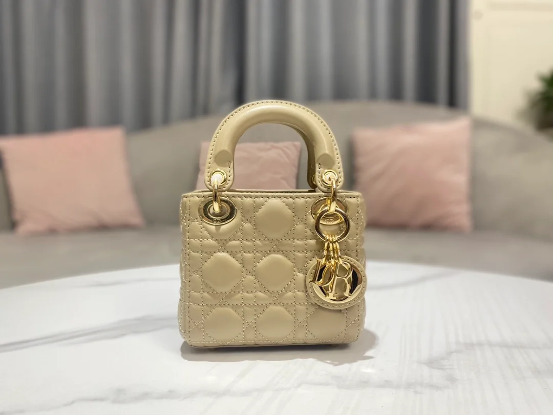 디올 레이디 마이크로 핸드백 베이지