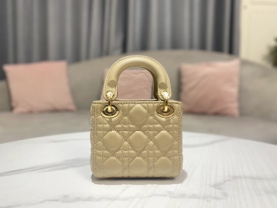 디올 레이디 마이크로 핸드백 베이지