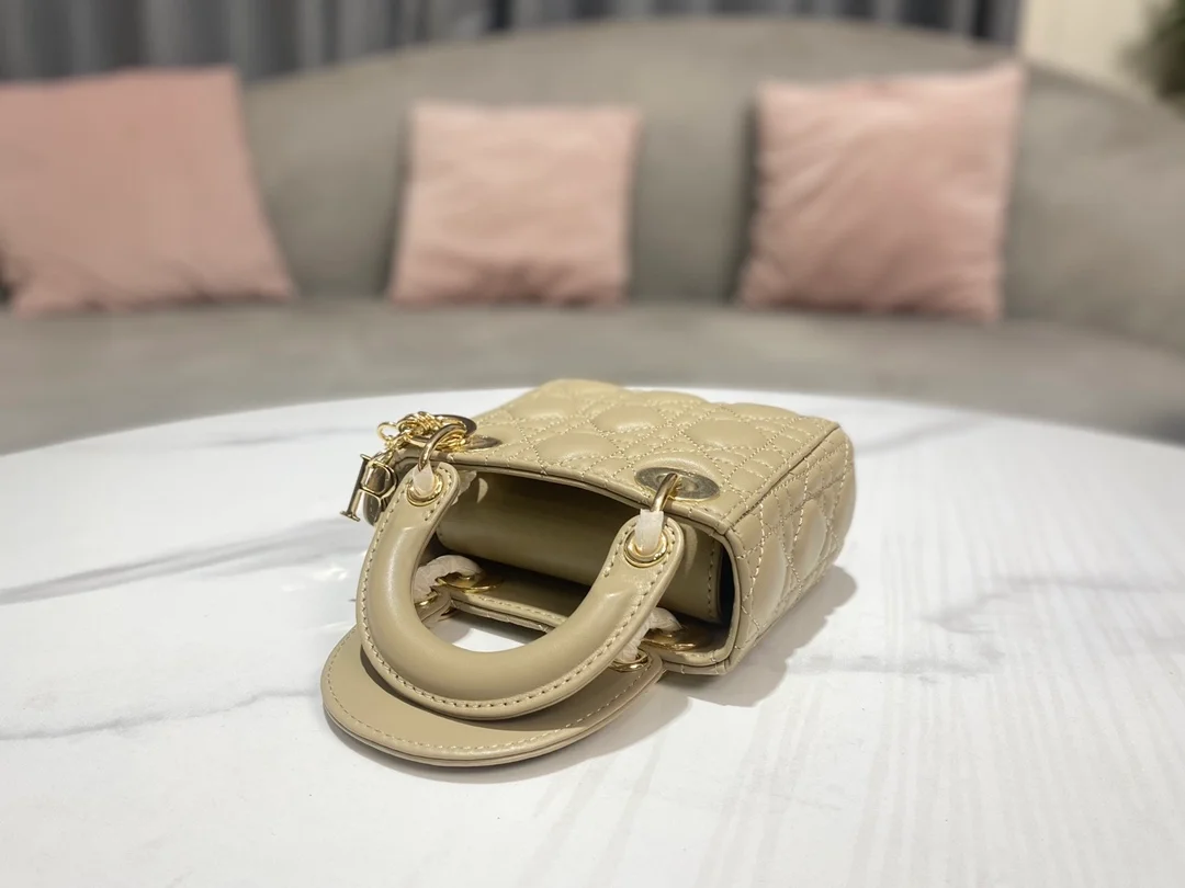 디올 레이디 마이크로 핸드백 베이지