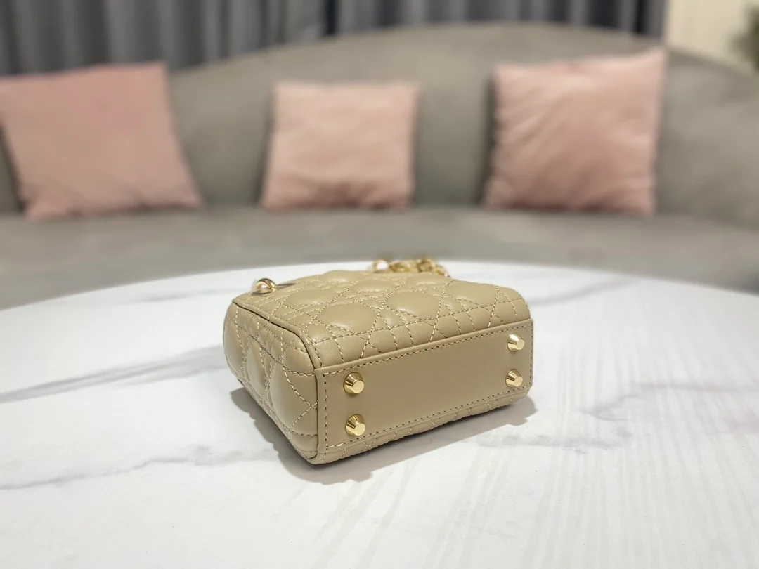 디올 레이디 마이크로 핸드백 베이지