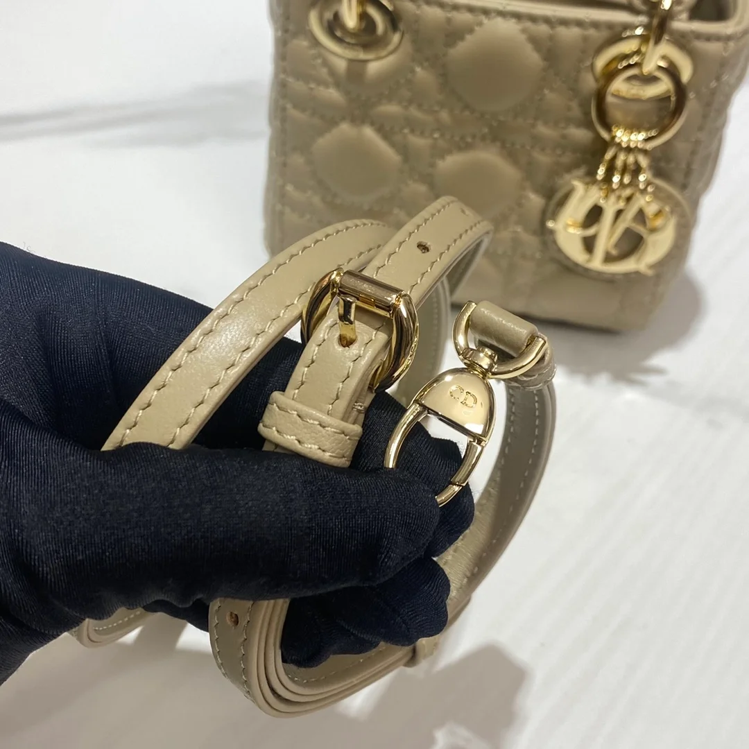 디올 레이디 마이크로 핸드백 베이지