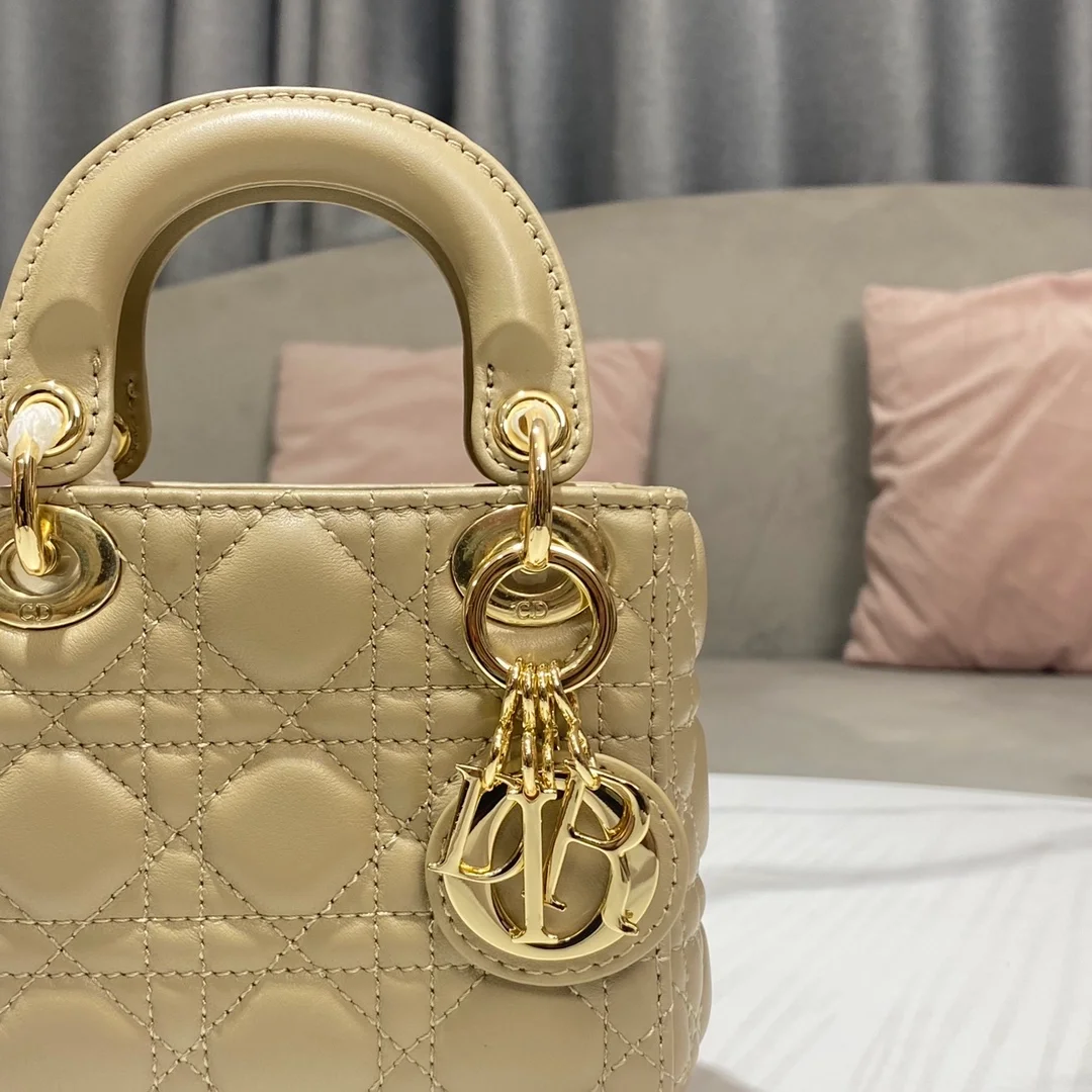 디올 레이디 마이크로 핸드백 베이지