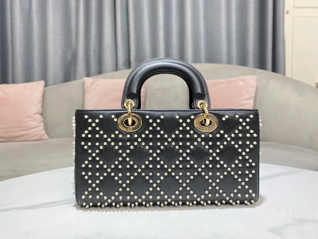 디올 레이디 D-JOY 블랙 캐나지 미디움 백