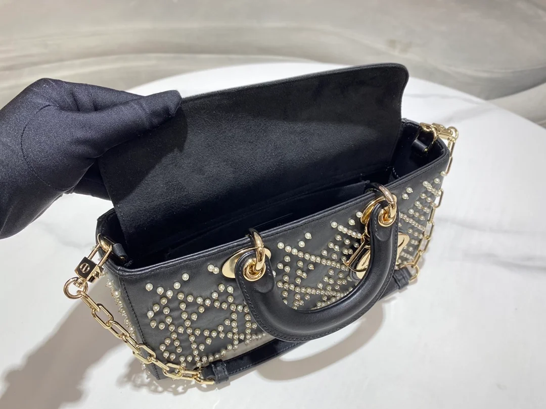 디올 레이디 D-JOY 블랙 캐나지 미디움 백