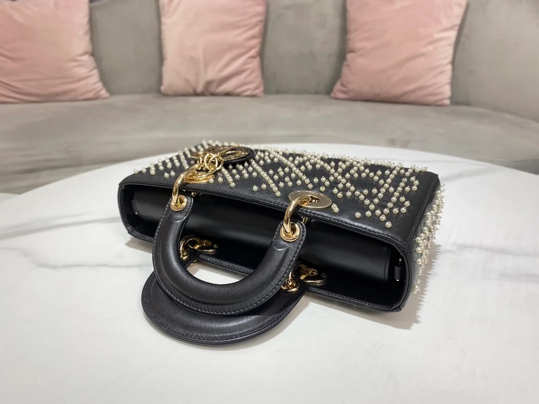 디올 레이디 D-JOY 블랙 캐나지 미디움 백