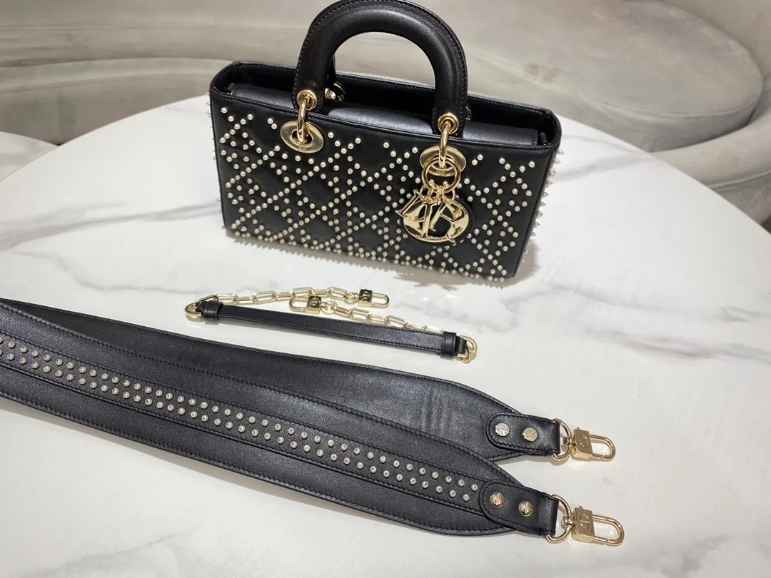 디올 레이디 D-JOY 블랙 캐나지 미디움 백