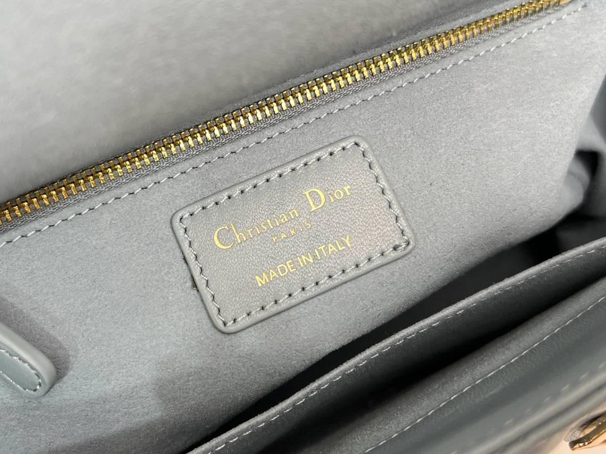 디올 레이디 미디움 백 헤이즈 블루