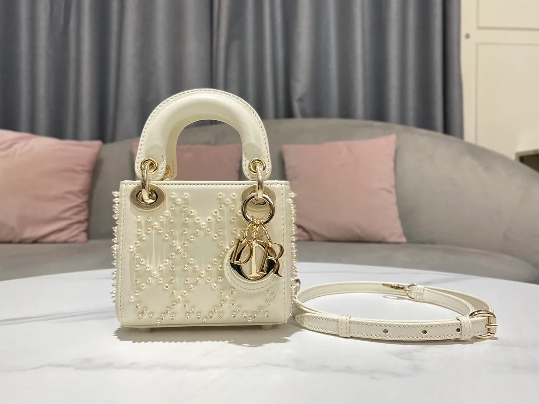 디올 레이디 비즈 마이크로 백 화이트