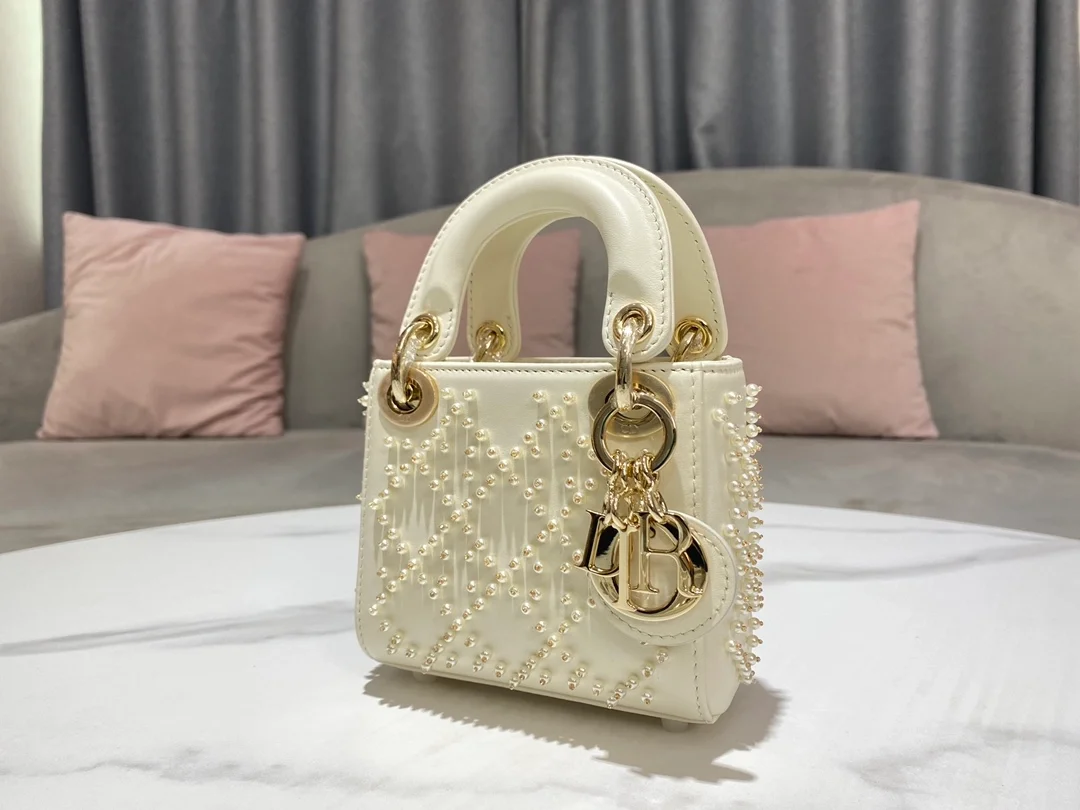 디올 레이디 비즈 마이크로 백 화이트