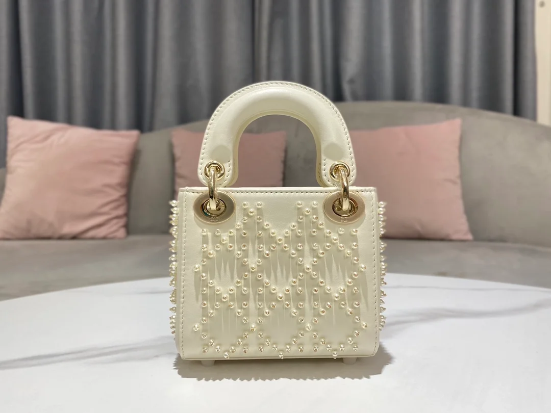 디올 레이디 비즈 마이크로 백 화이트