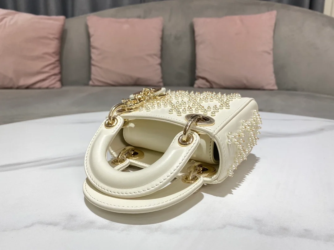 디올 레이디 비즈 마이크로 백 화이트