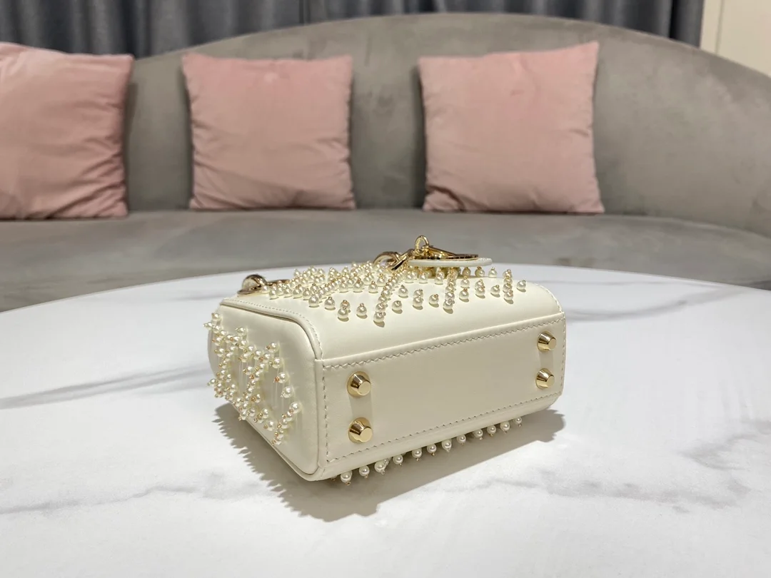 디올 레이디 비즈 마이크로 백 화이트