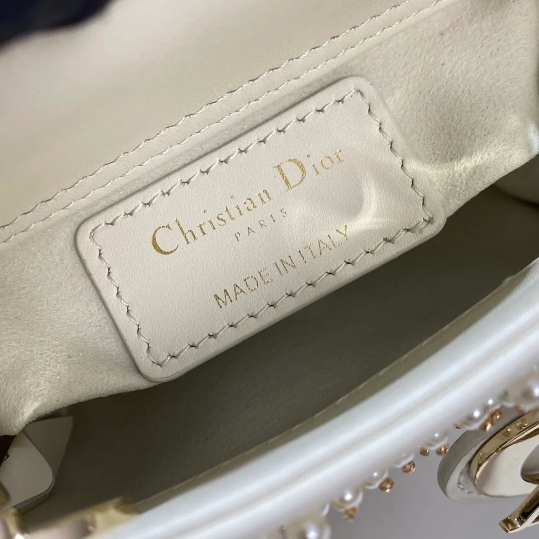 디올 레이디 비즈 마이크로 백 화이트