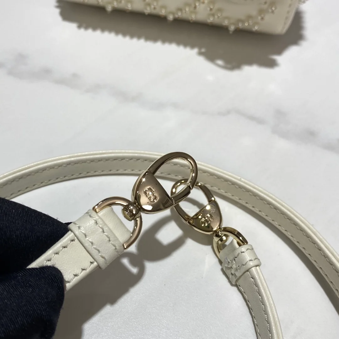 디올 레이디 비즈 마이크로 백 화이트