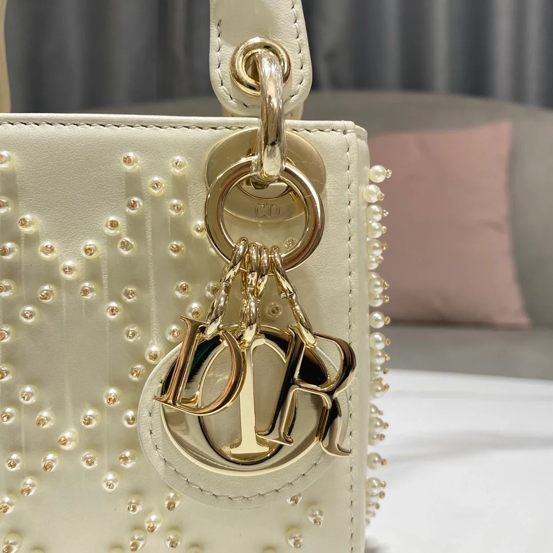 디올 레이디 비즈 마이크로 백 화이트