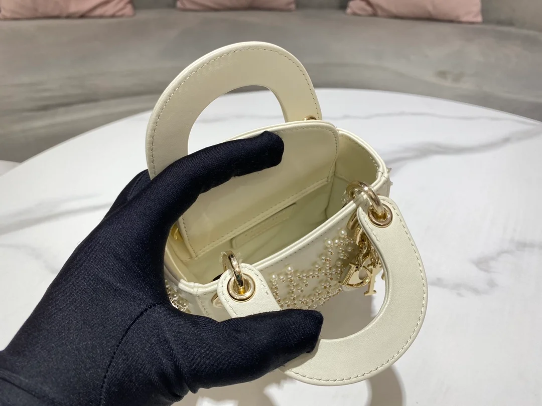 디올 레이디 비즈 마이크로 백 화이트