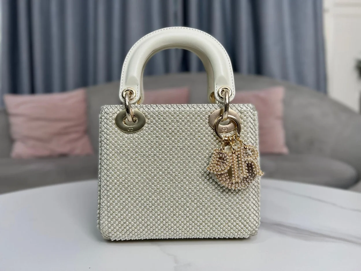 디올 레이디 미니 캐나지 백 화이트