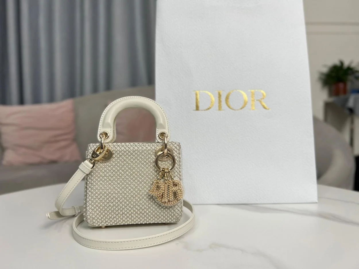 디올 레이디 마이크로 캐나지 백 화이트