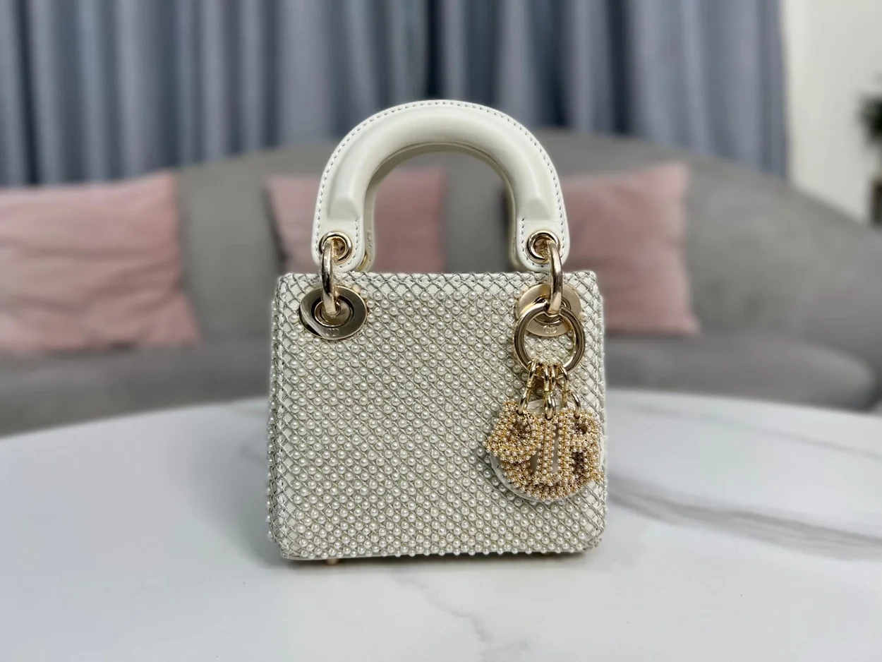 디올 레이디 마이크로 캐나지 백 화이트