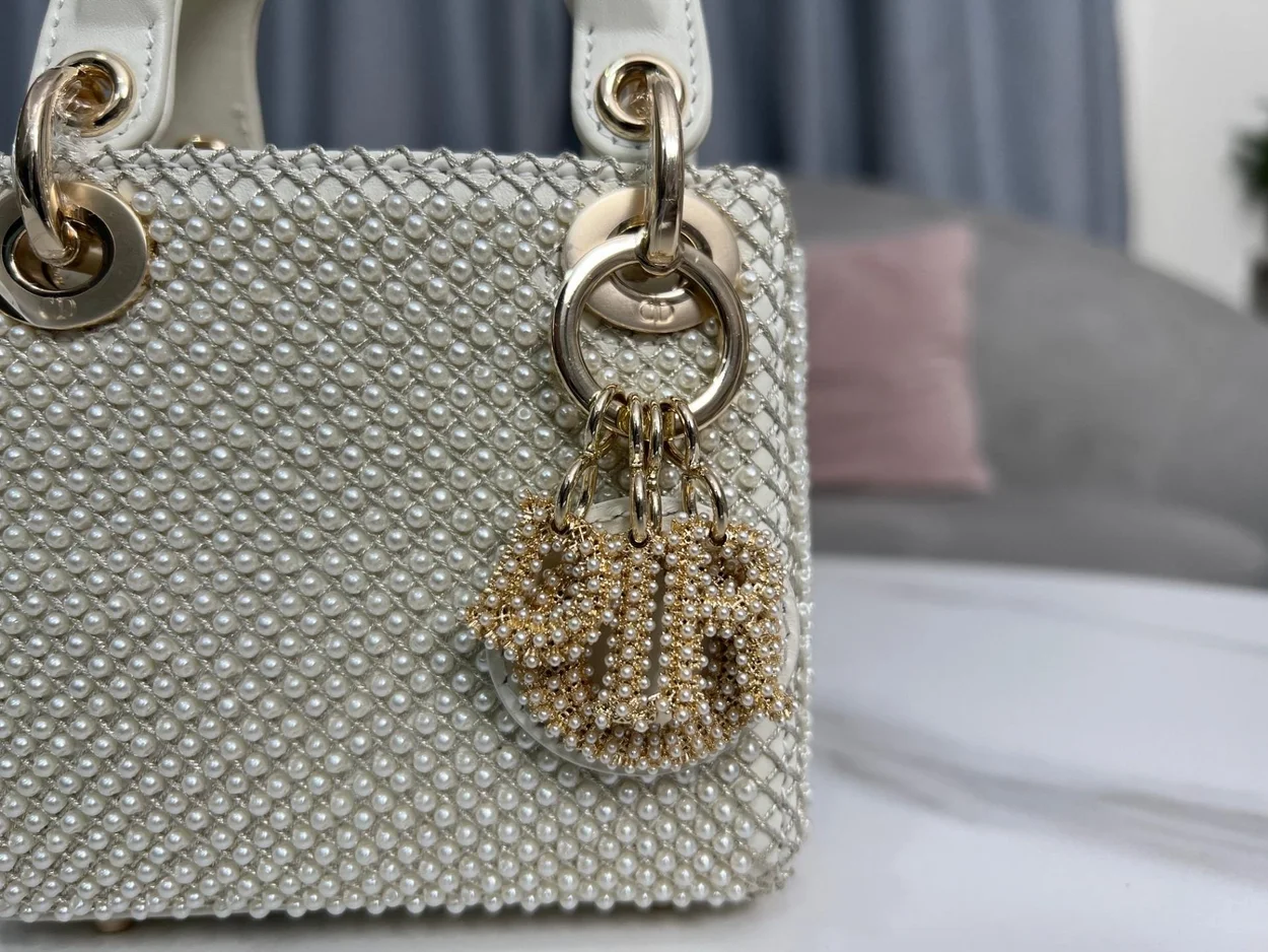 디올 레이디 마이크로 캐나지 백 화이트