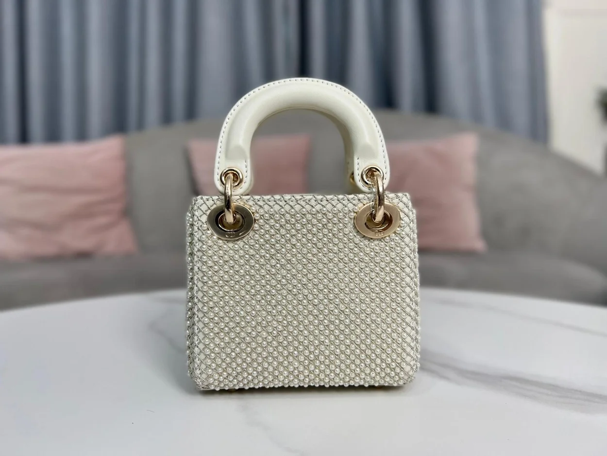 디올 레이디 마이크로 캐나지 백 화이트